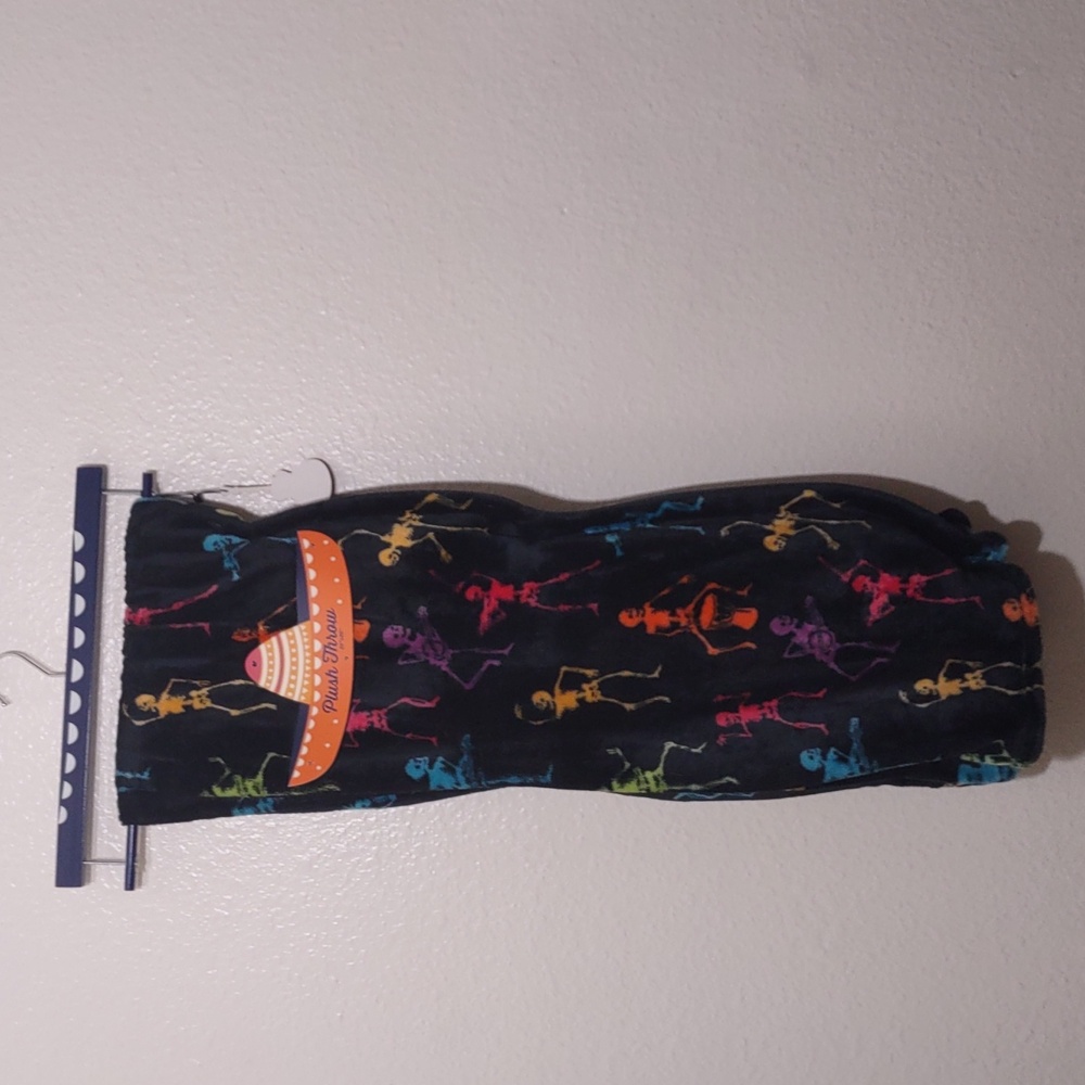 NEW WITH TAGS DANCING SKELETONS PLUSH THROW SIZE 50X60 INCH
